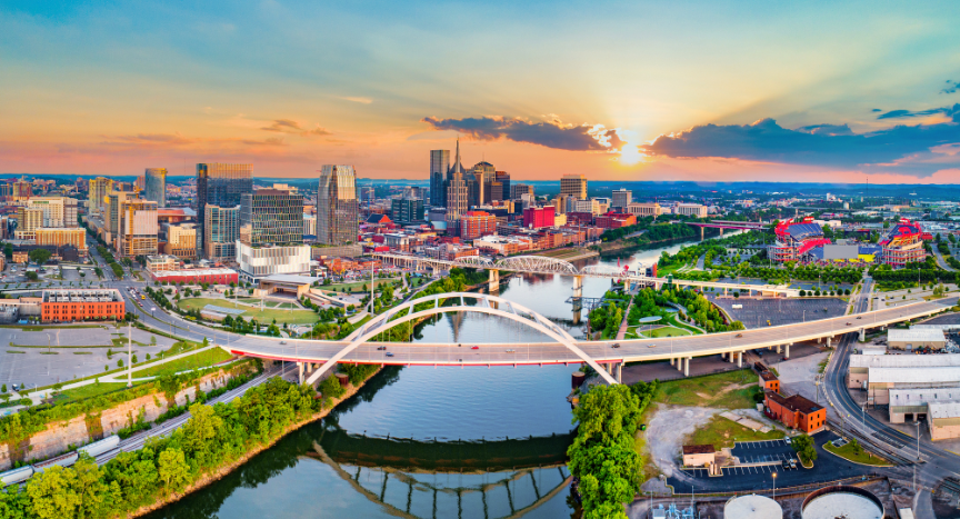 A guide to CDL training schools in Tennessee, including how major programs differ in structure, driving time, and hiring connections.